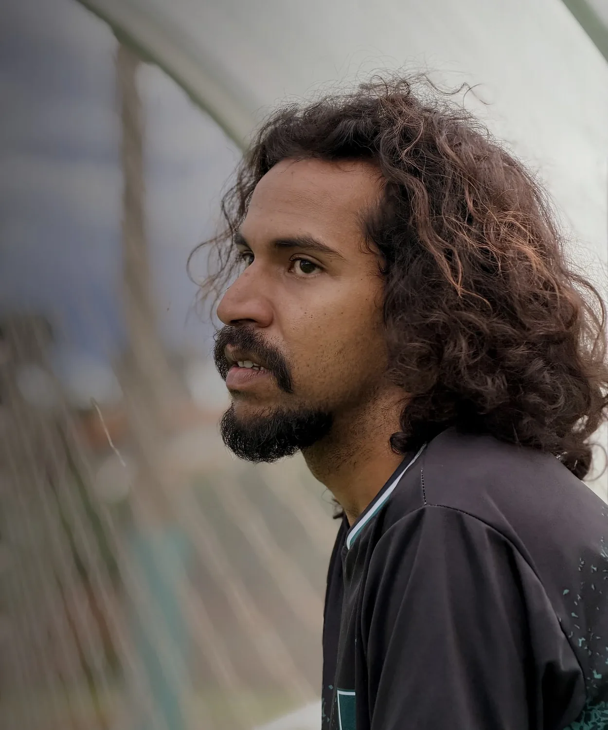 Jogador do Pantanal no treino, olhando fora de quadro