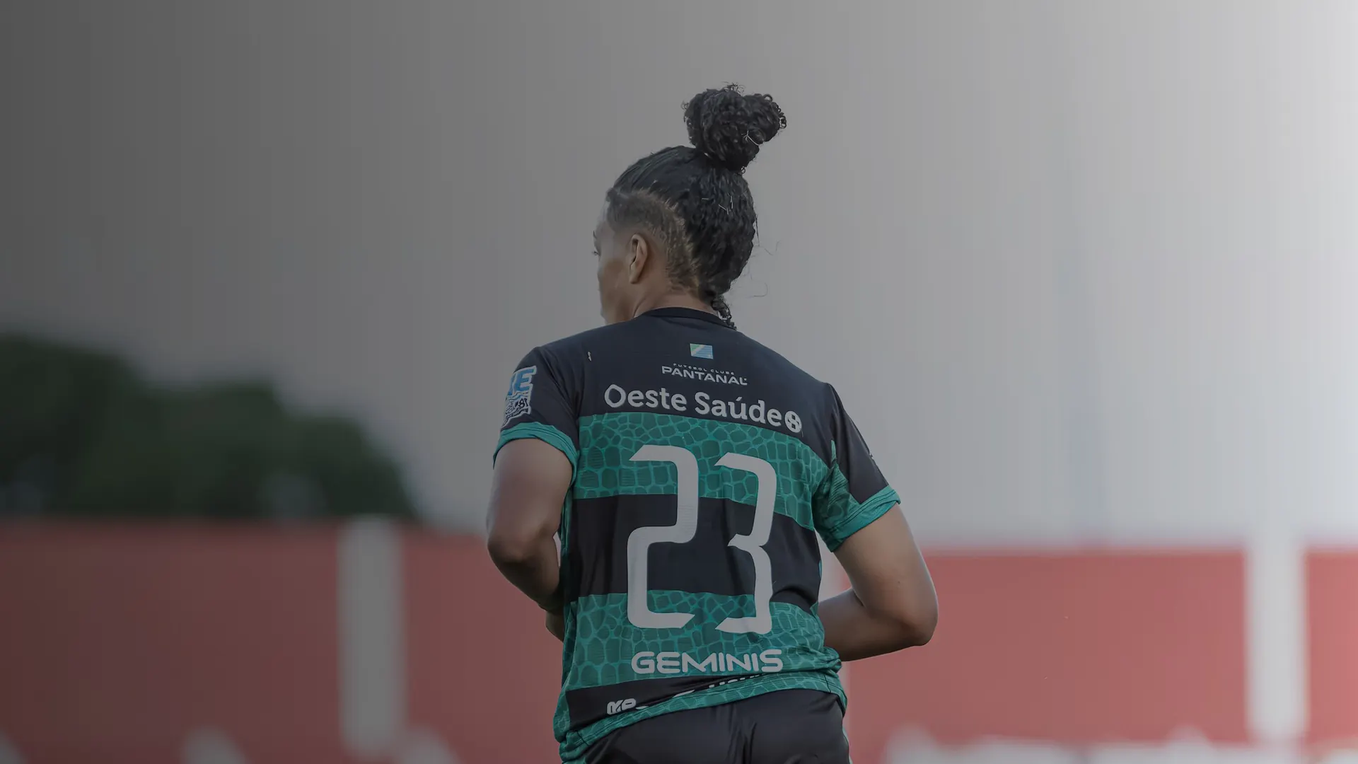 Jogadora do Pantanal de costas, com o número 23 na camisa