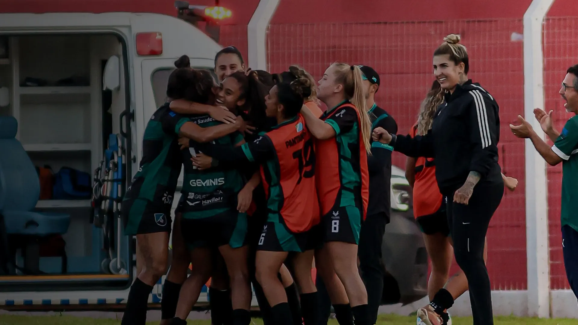 Jogadoras do Pantanal comemorando juntas em roda