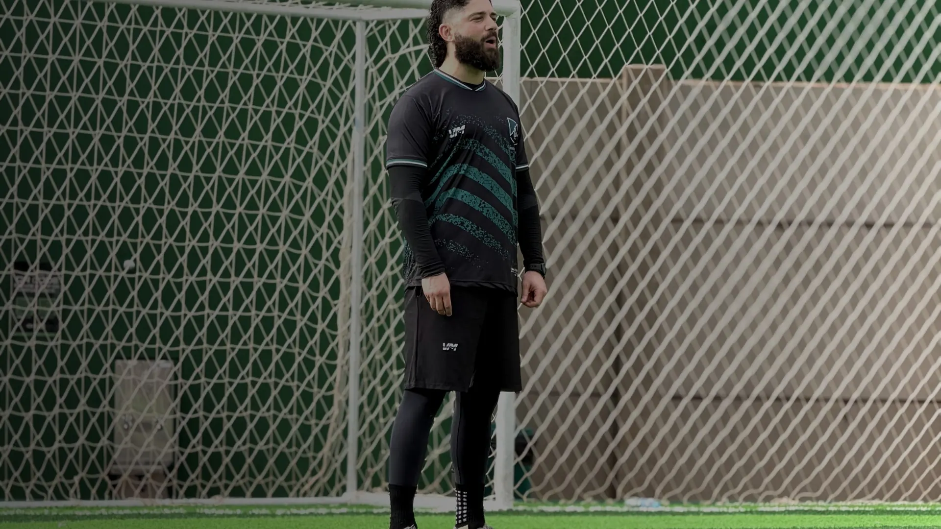 Goleiro sozinho diante do gol, com o campo vazio atrás