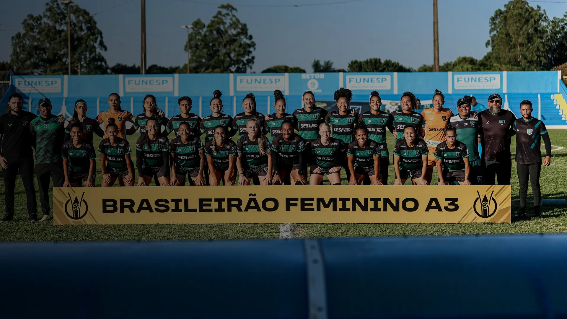 Elenco do Pantanal perfilado sob a faixa do Brasileirão Feminino A3